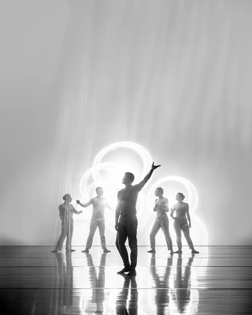 Imagen ilustrativa de un coreógrafo dirigiendo su equipo de baile